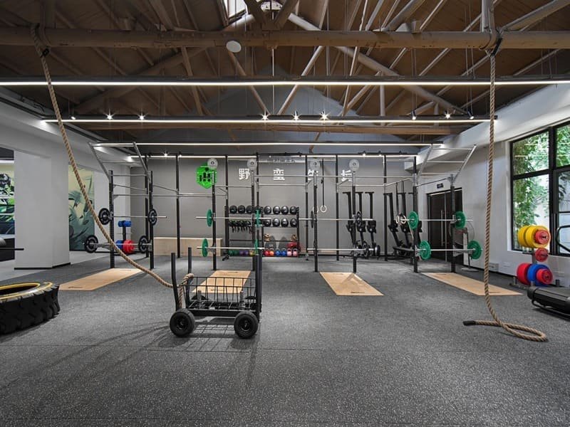 Фотография, на которой показана нижняя сторона резиновой плитки, приподнятая, чтобы показать чистую и сухую бетонную подложку.